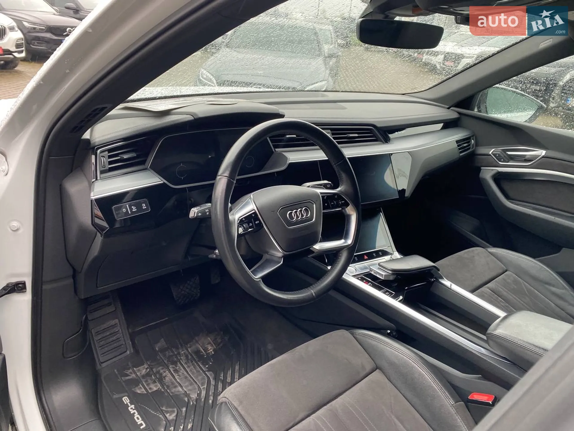Audi e-tron 2018 VIN WAUZZZGE8KB003395 фото оголошення 11 з 30