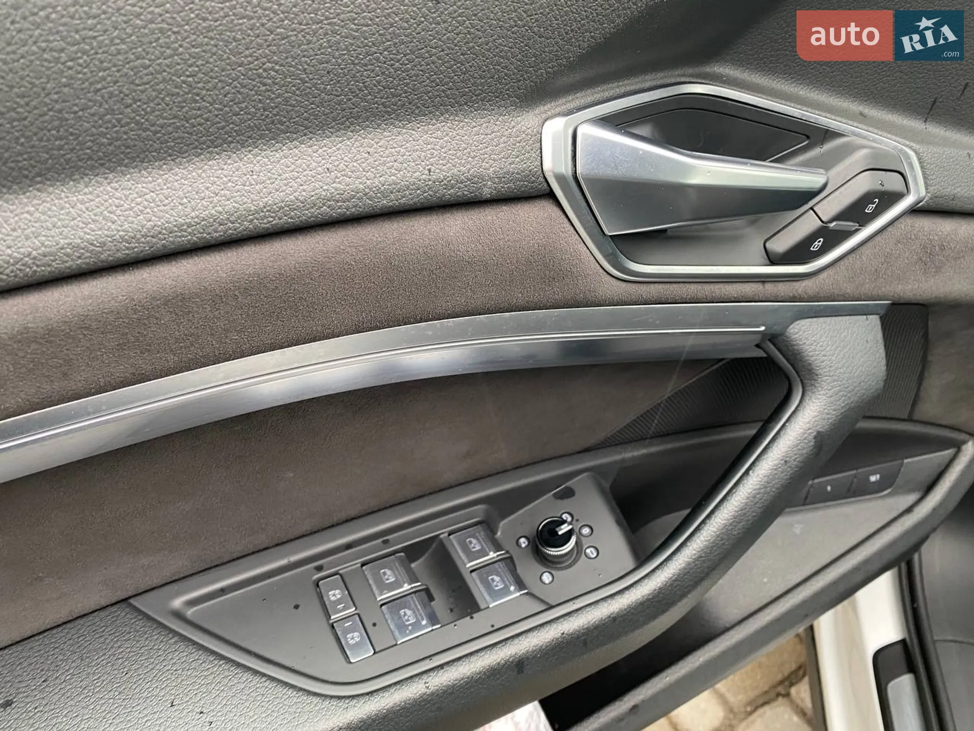 Audi e-tron 2018 VIN WAUZZZGE8KB003395 фото оголошення 12 з 30