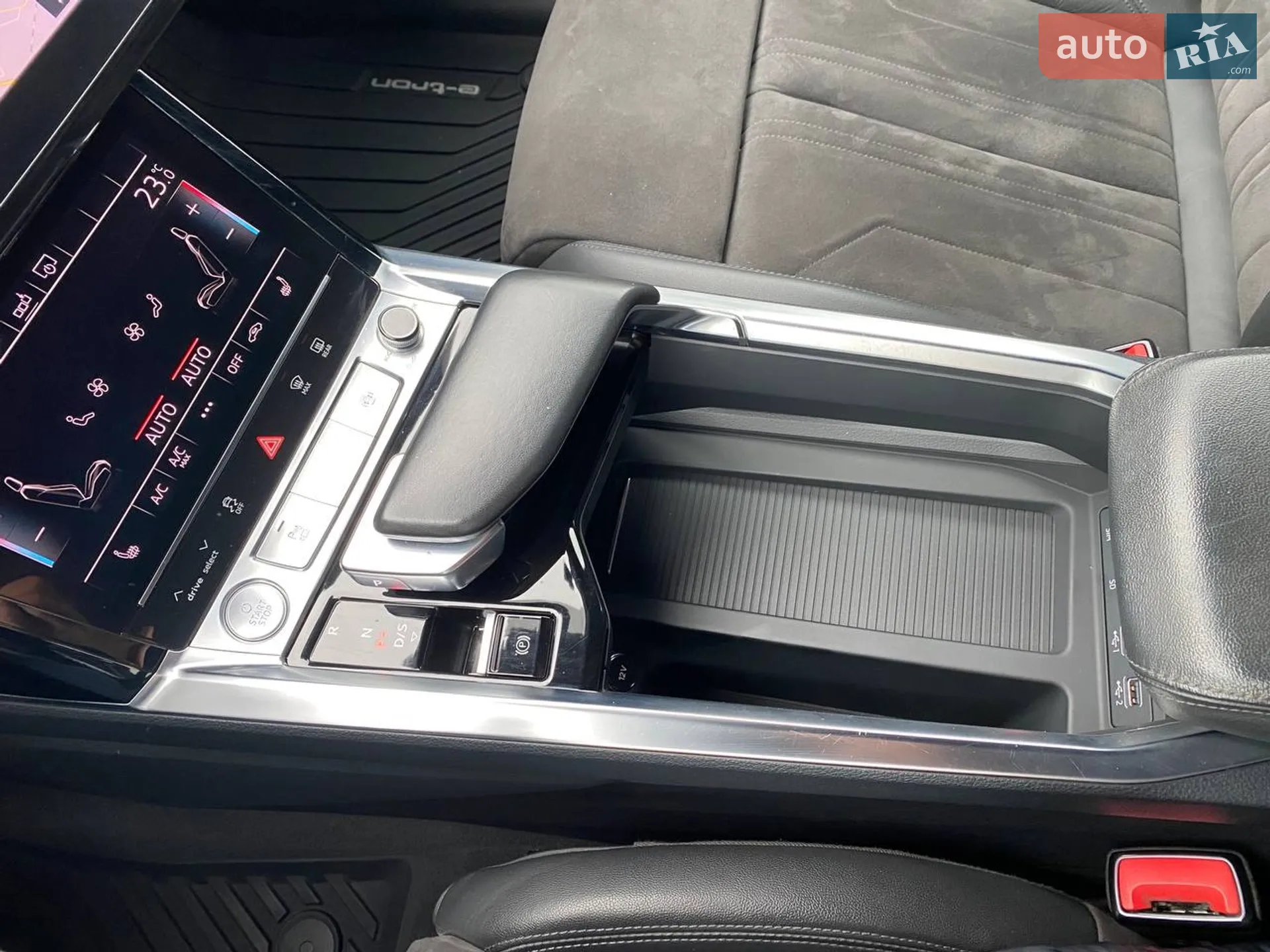 Audi e-tron 2018 VIN WAUZZZGE8KB003395 фото оголошення 18 з 30