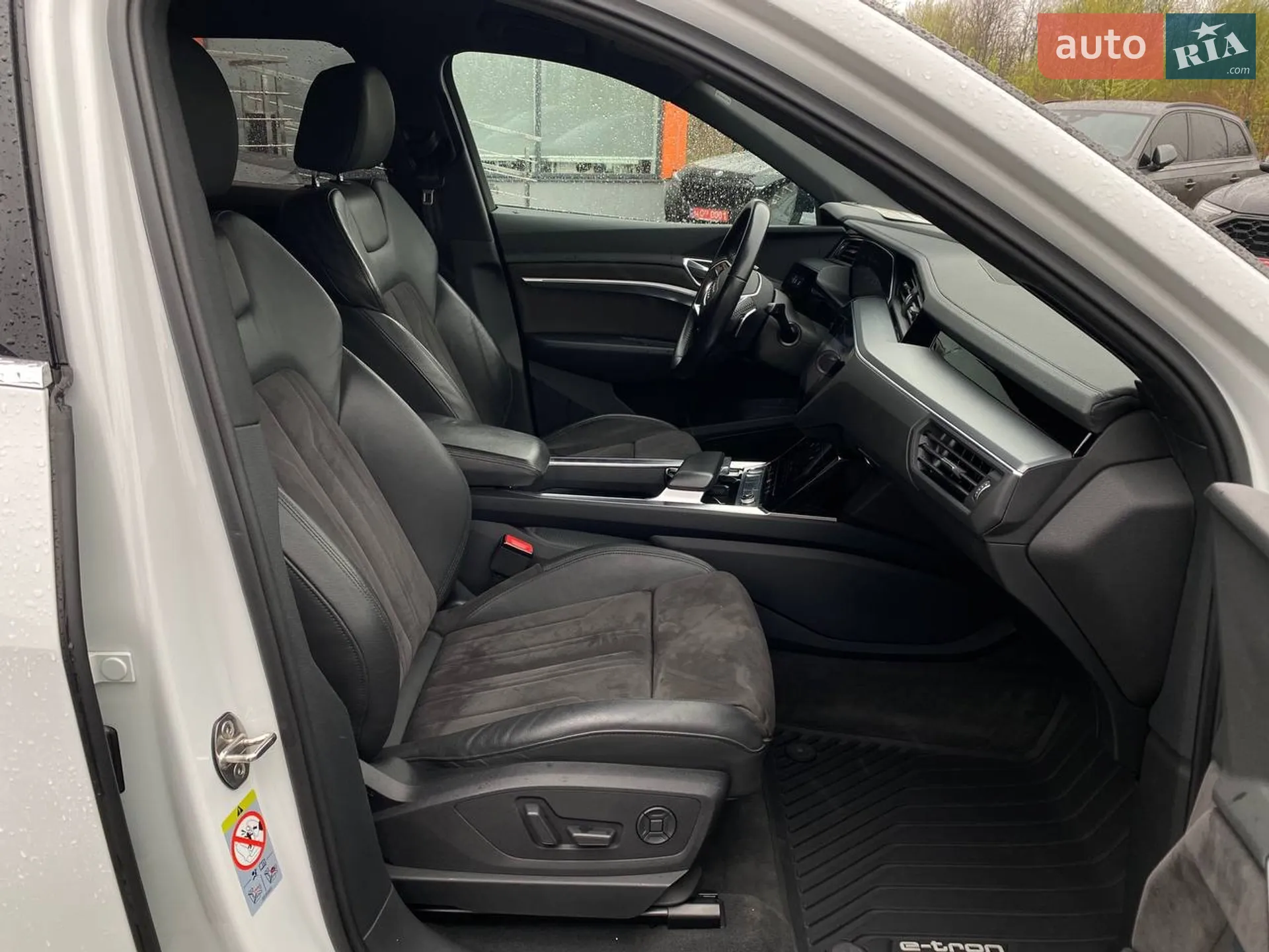 Audi e-tron 2018 VIN WAUZZZGE8KB003395 фото оголошення 25 з 30
