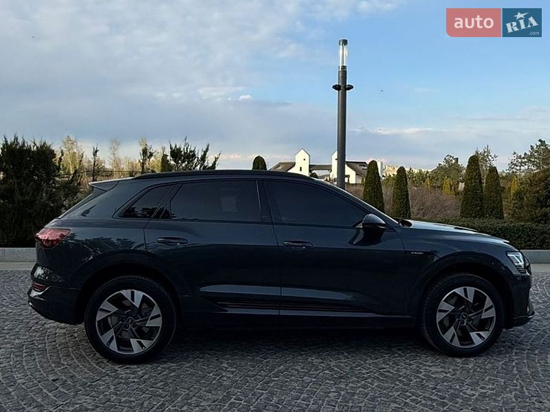 Позашляховик / Кросовер Audi e-tron 2022 в Дніпрі