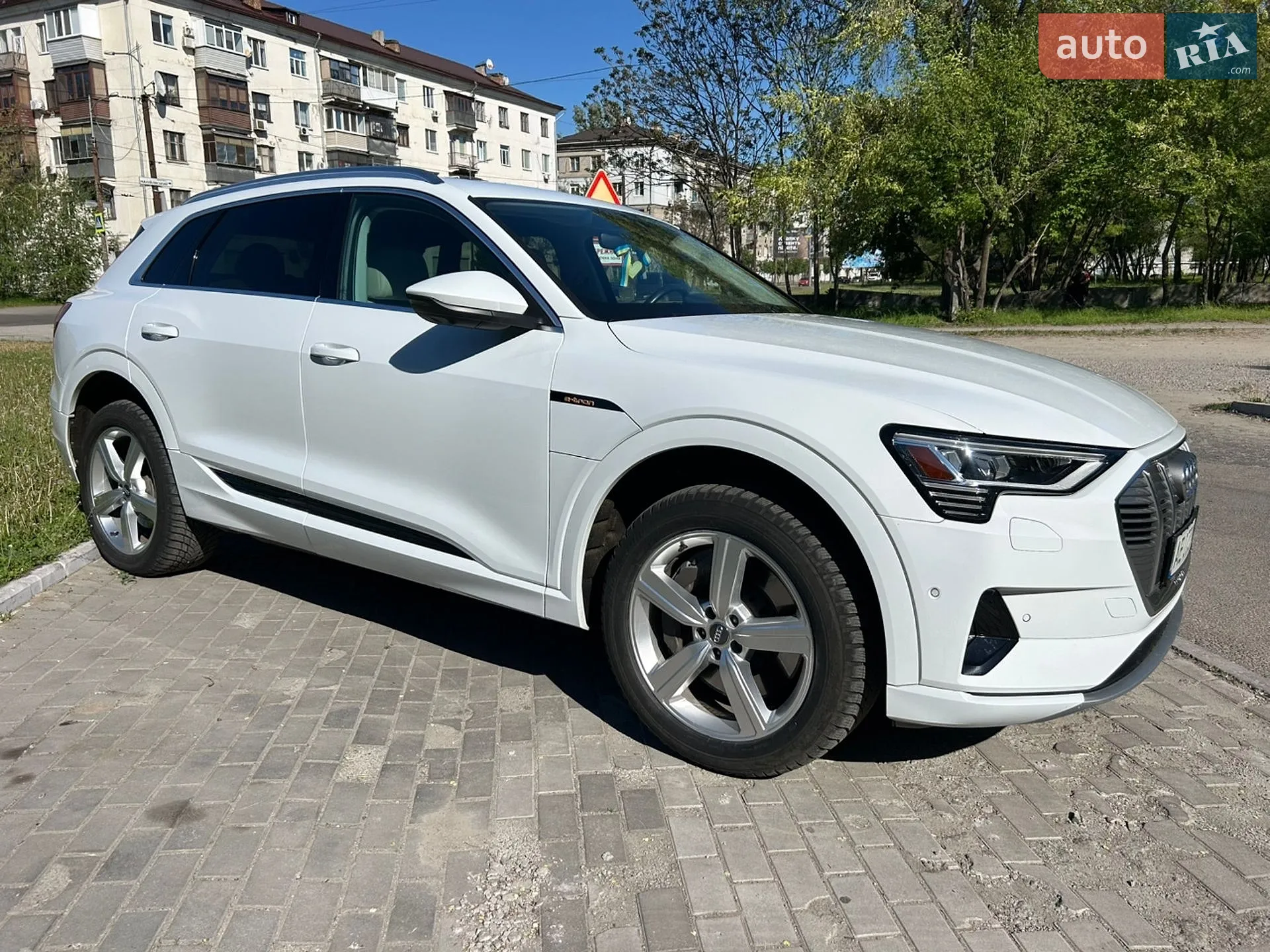 Audi e-tron 2019 VIN WA1LAAGE1KB022298 фото оголошення 3 з 38