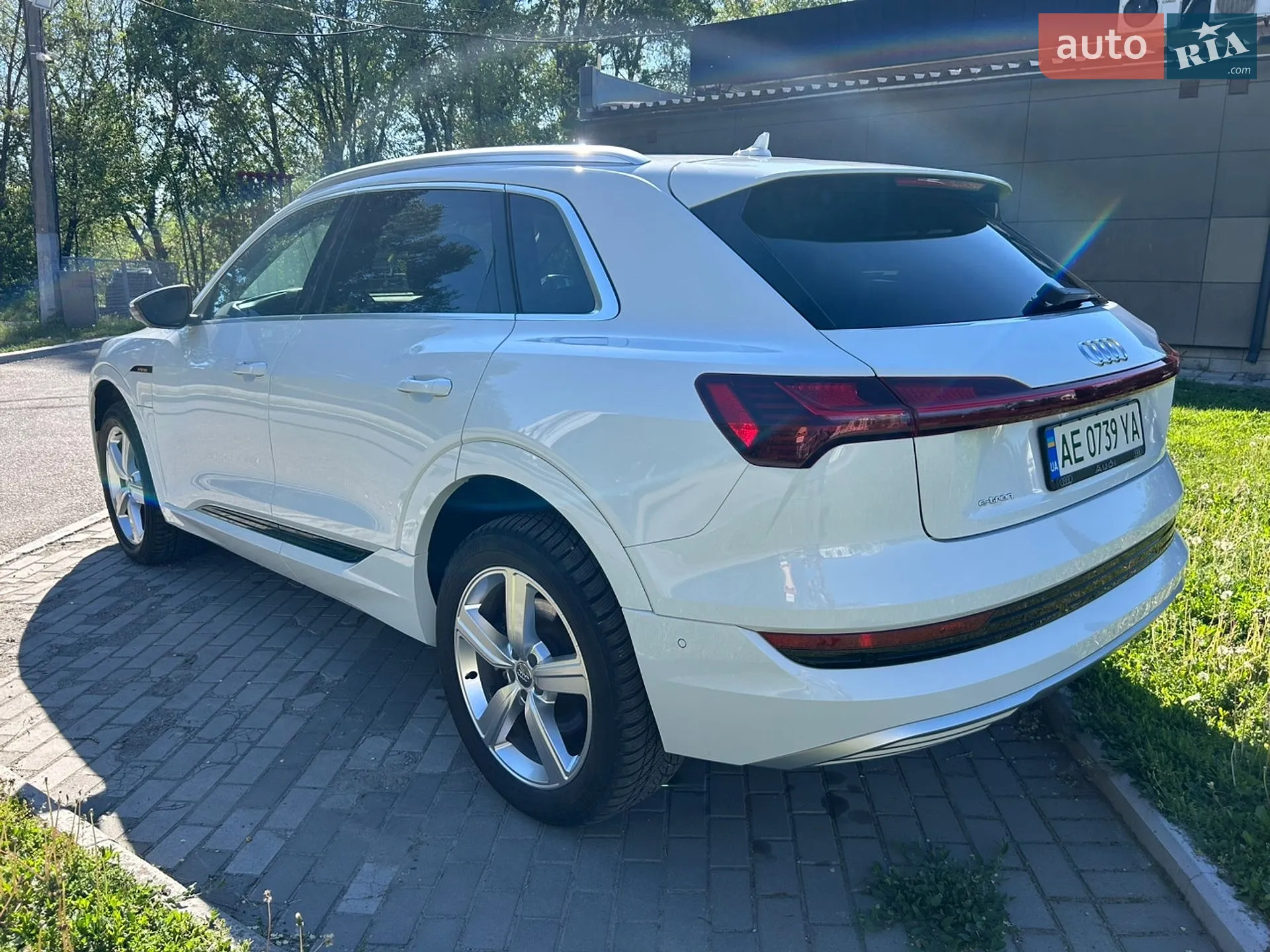 Audi e-tron 2019 VIN WA1LAAGE1KB022298 фото оголошення 7 з 38