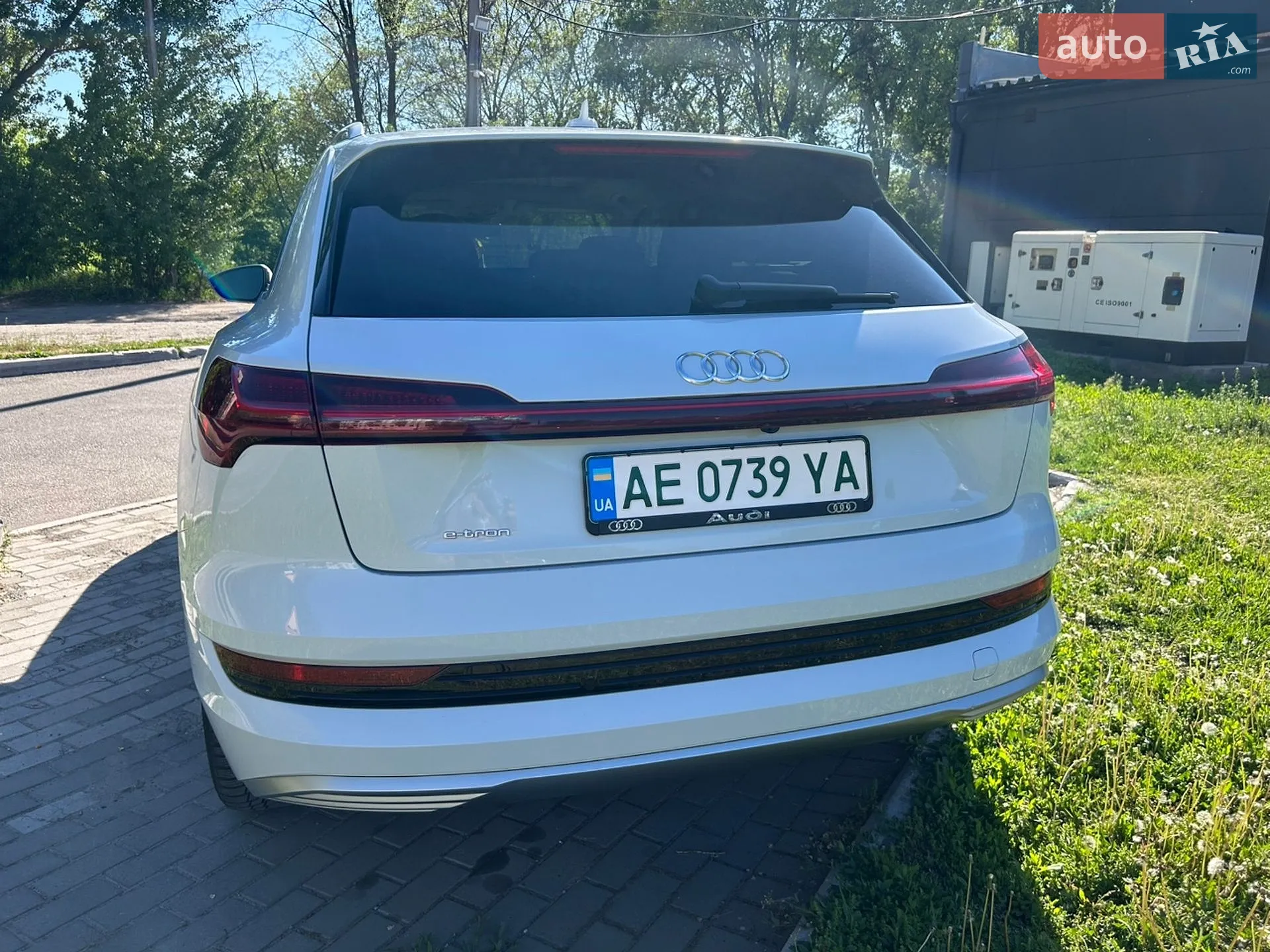 Audi e-tron 2019 VIN WA1LAAGE1KB022298 фото оголошення 8 з 38