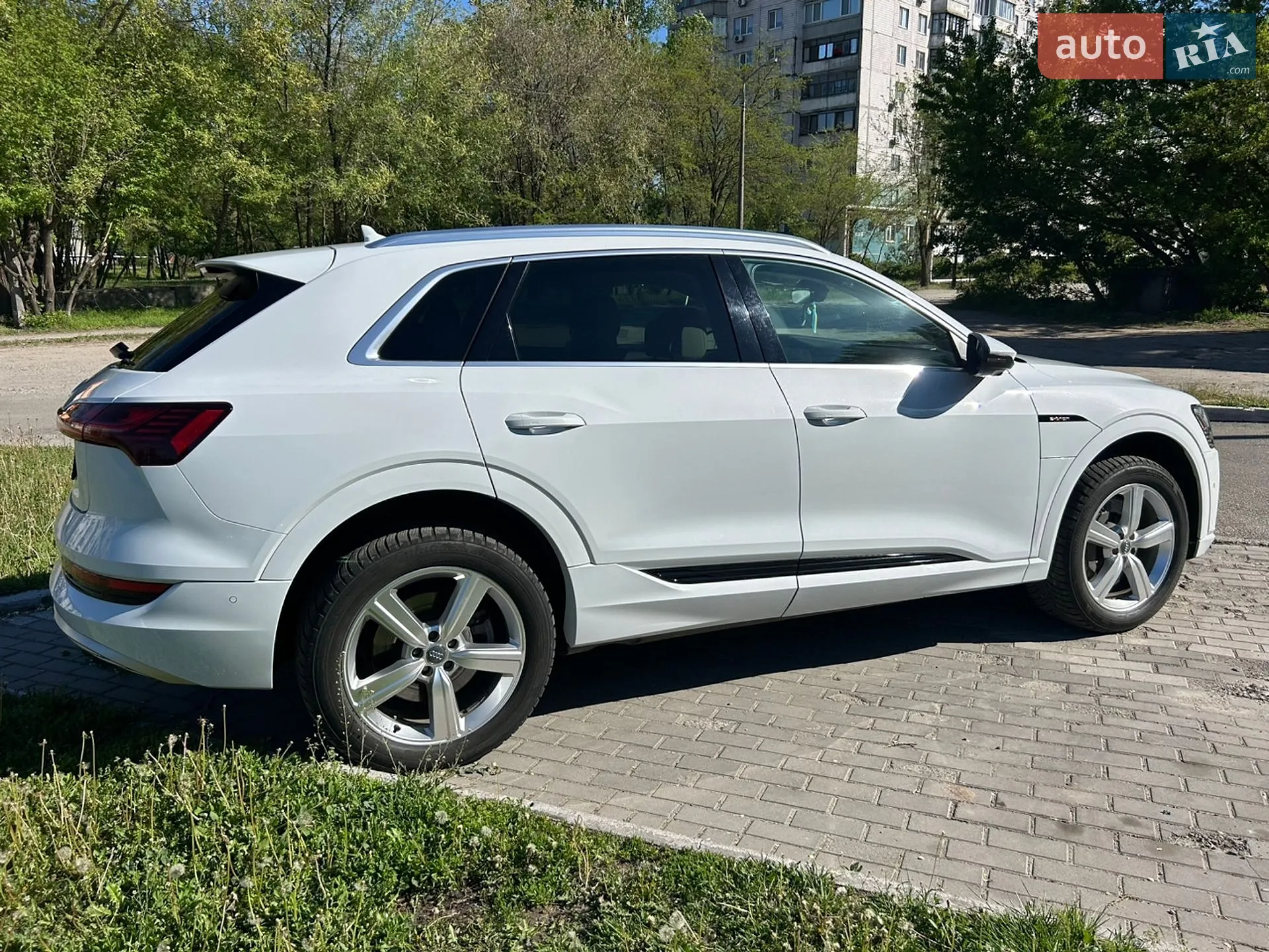 Audi e-tron 2019 VIN WA1LAAGE1KB022298 фото оголошення 10 з 38