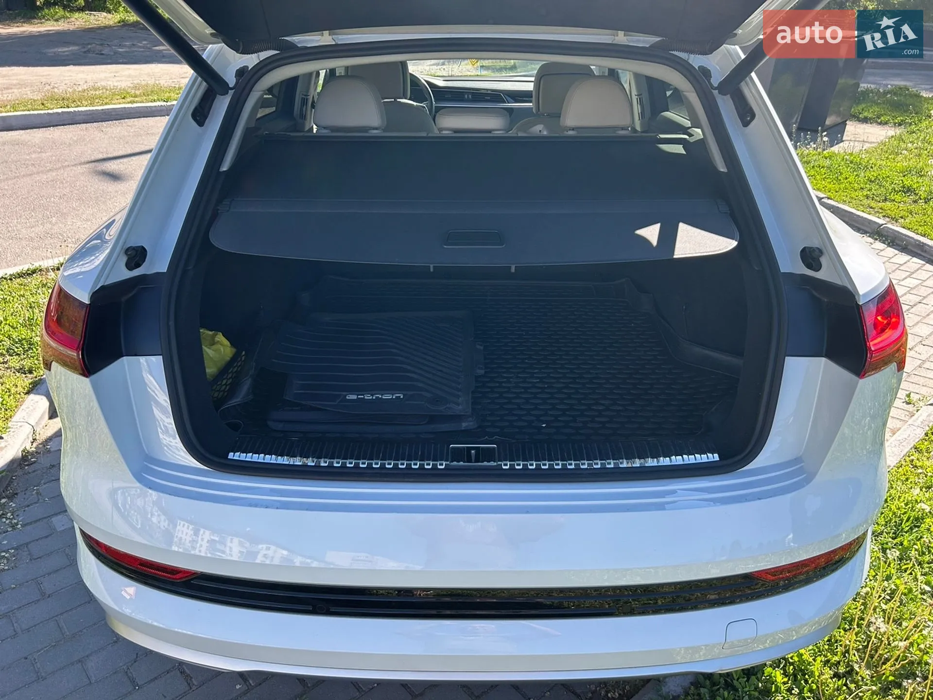 Audi e-tron 2019 VIN WA1LAAGE1KB022298 фото оголошення 12 з 38