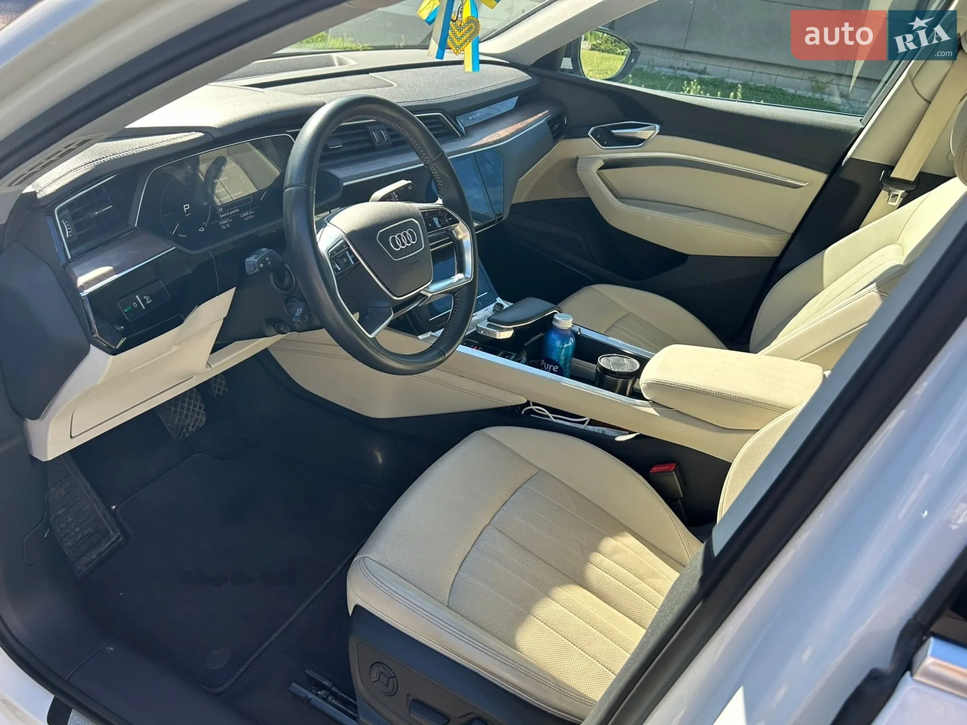 Audi e-tron 2019 VIN WA1LAAGE1KB022298 фото оголошення 13 з 38