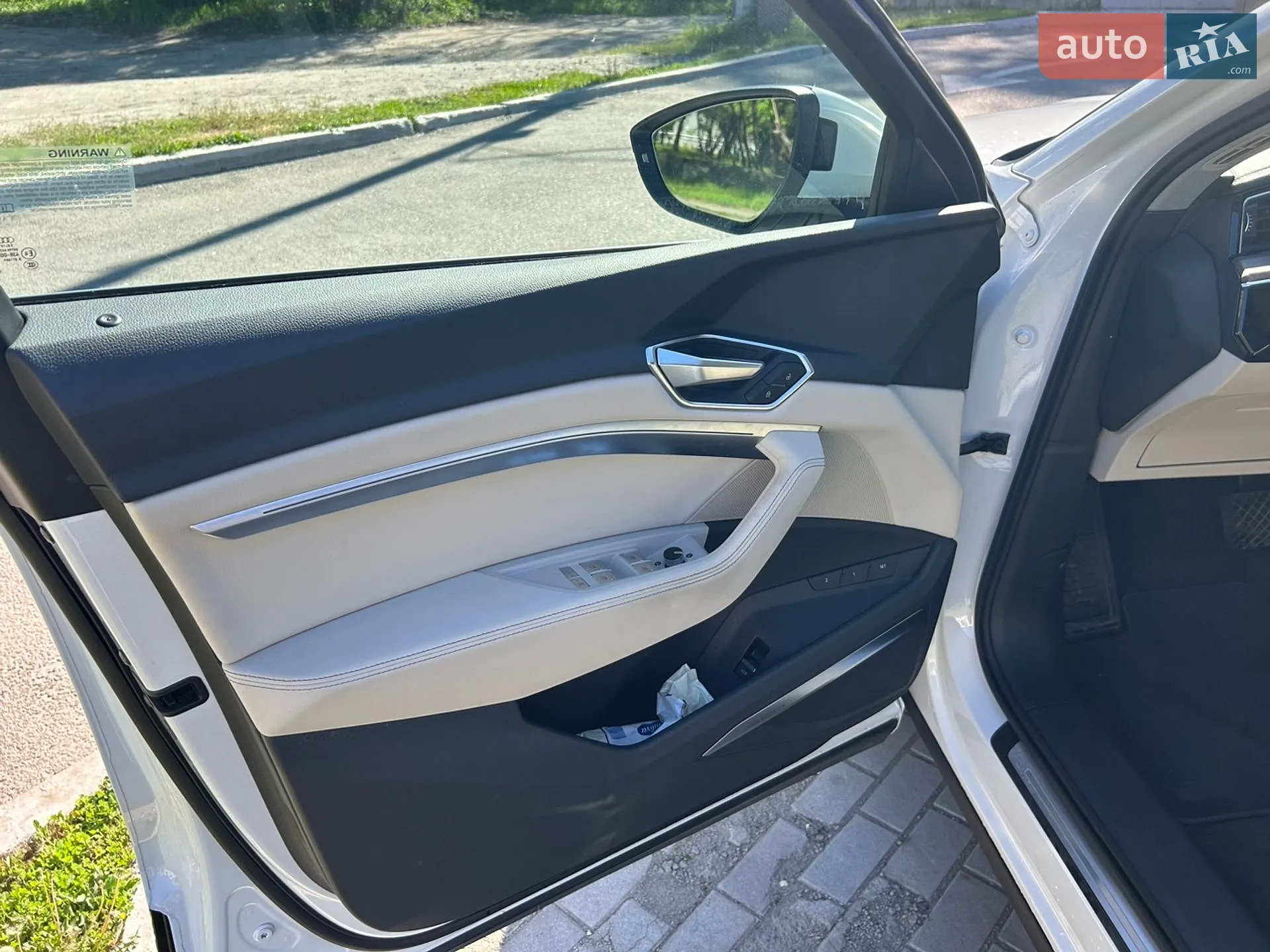 Audi e-tron 2019 VIN WA1LAAGE1KB022298 фото оголошення 19 з 38