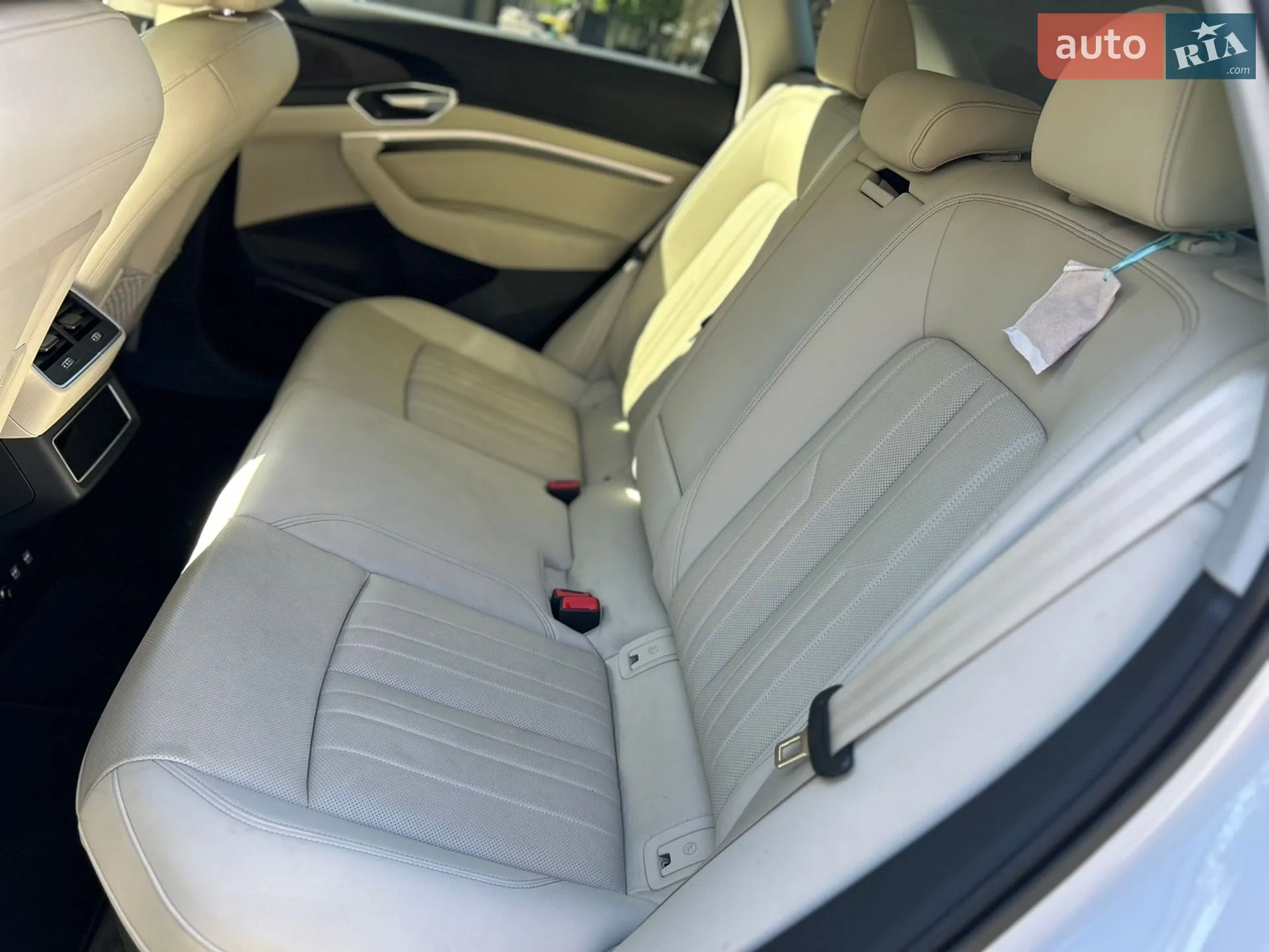 Audi e-tron 2019 VIN WA1LAAGE1KB022298 фото оголошення 22 з 38