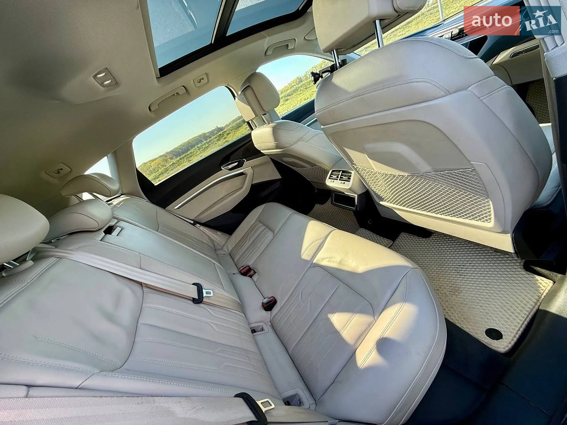 Audi e-tron 2019 VIN WAUZZZGE6KB013424 фото оголошення 8 з 39