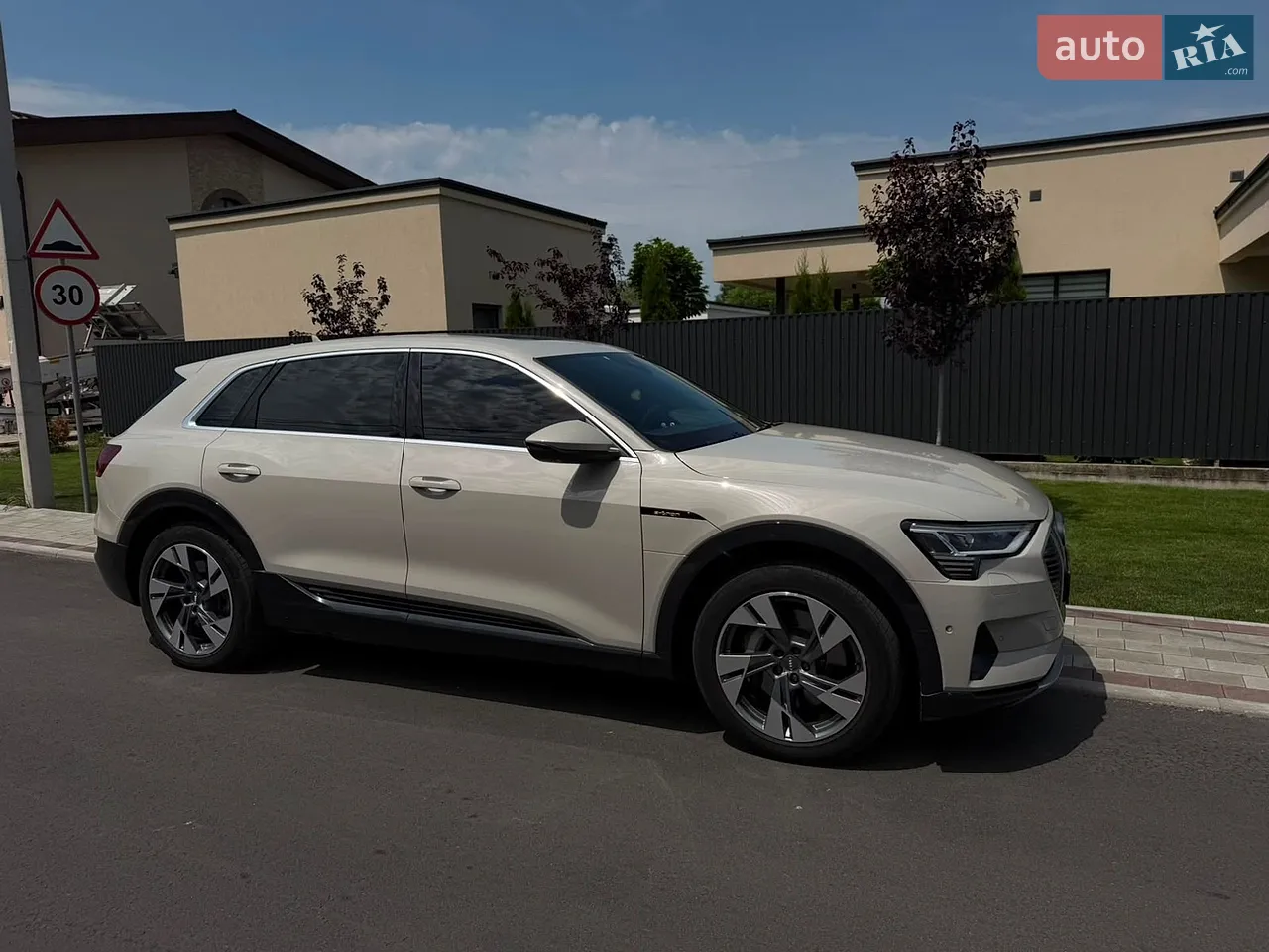 2019 Audi e-tron - мініатюра 16
