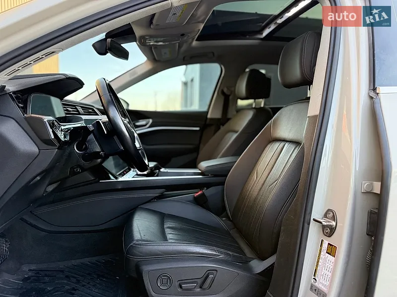 Audi e-tron 2019 VIN WA1LAAGE2KB024948 фото оголошення 31 з 114