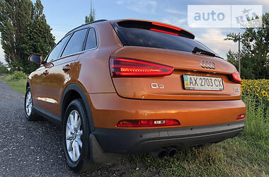 Позашляховик / Кросовер Audi Q3 2012 в 