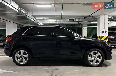 Позашляховик / Кросовер Audi Q3 2019 в 