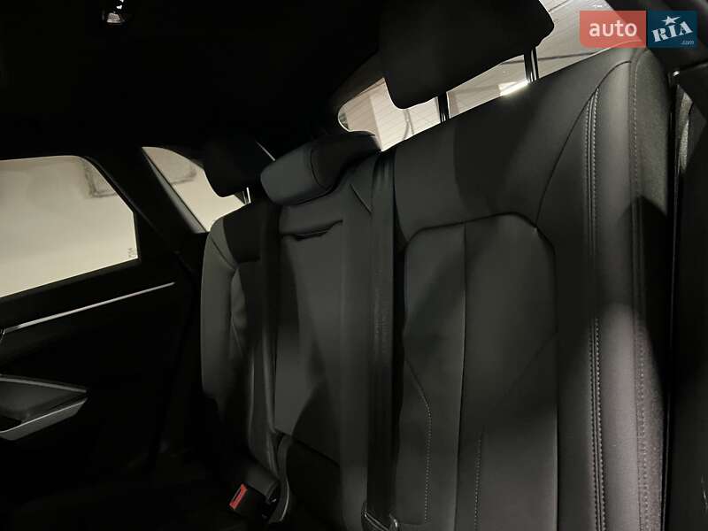 Внедорожник / Кроссовер Audi Q3 2019 в Киеве