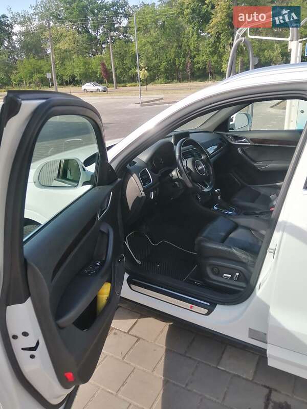 Внедорожник / Кроссовер Audi Q3 2015 в Черкассах