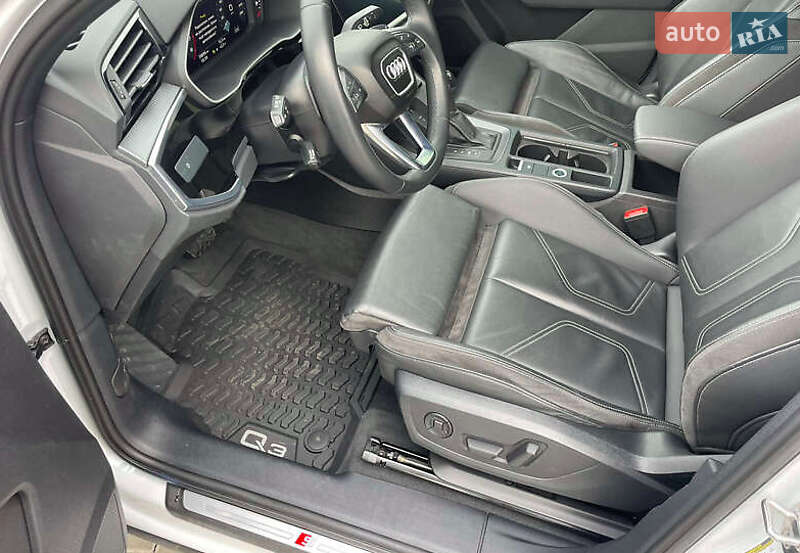 Внедорожник / Кроссовер Audi Q3 2021 в 