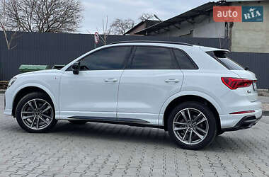 Внедорожник / Кроссовер Audi Q3 2021 в 