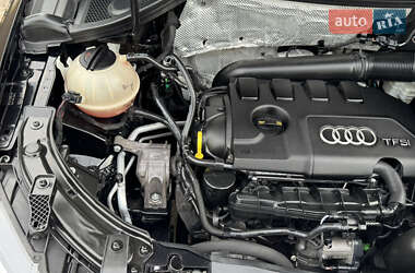 Позашляховик / Кросовер Audi Q3 2015 в 