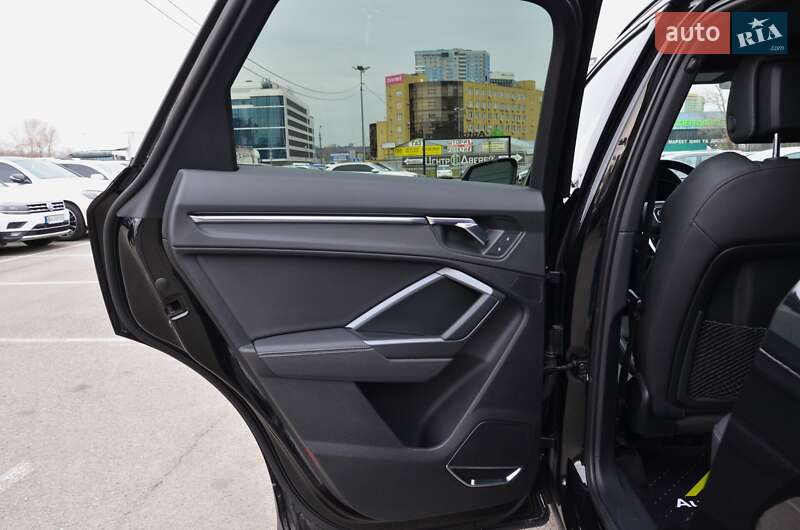 Внедорожник / Кроссовер Audi Q3 2019 в Киеве