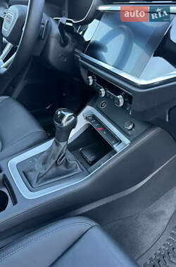 Позашляховик / Кросовер Audi Q3 2022 в 