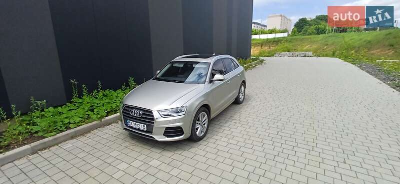 Позашляховик / Кросовер Audi Q3 2016 в 