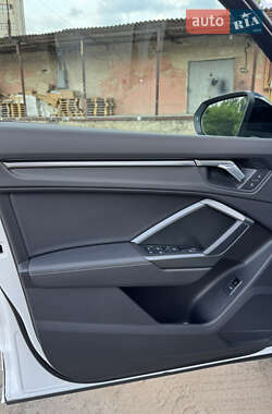 Внедорожник / Кроссовер Audi Q3 2021 в 