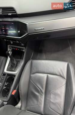 Внедорожник / Кроссовер Audi Q3 2019 в 