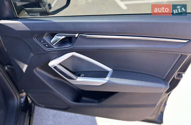 Позашляховик / Кросовер Audi Q3 2019 в 