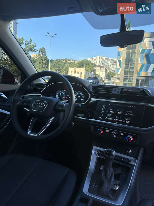 Позашляховик / Кросовер Audi Q3 2021 в Києві