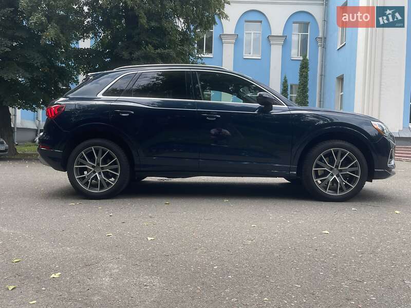 Внедорожник / Кроссовер Audi Q3 2019 в Киеве