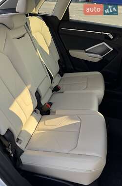 Внедорожник / Кроссовер Audi Q3 2021 в 