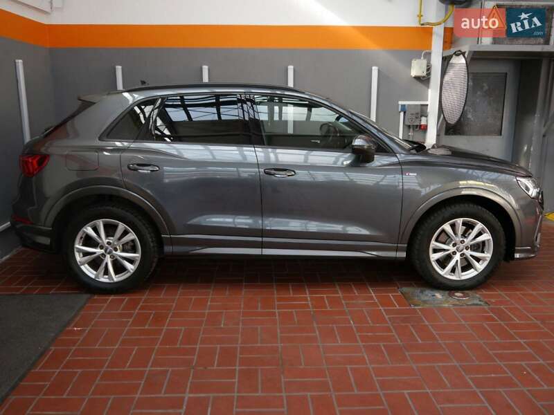 Внедорожник / Кроссовер Audi Q3 2019 в Киеве