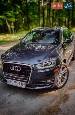 Позашляховик / Кросовер Audi Q3 2015 в 