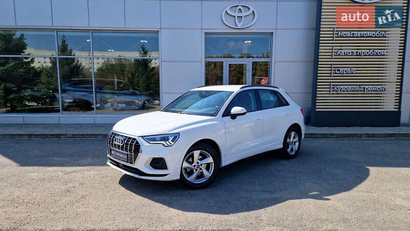 Позашляховик / Кросовер Audi Q3 2023 в 