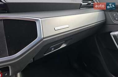 Позашляховик / Кросовер Audi Q3 2021 в 