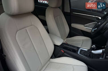 Позашляховик / Кросовер Audi Q3 2021 в 