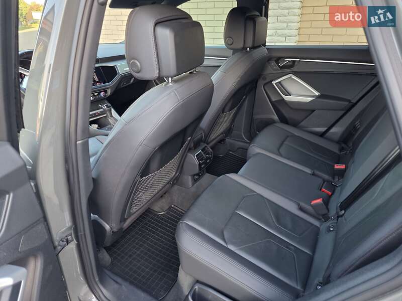 Внедорожник / Кроссовер Audi Q3 2021 в Киеве