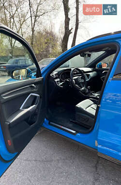 Позашляховик / Кросовер Audi Q3 2022 в 