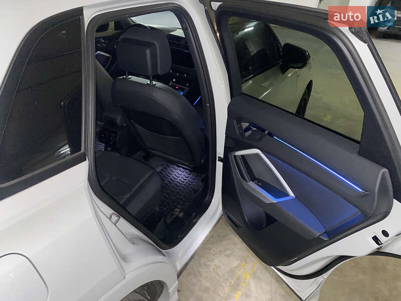 Внедорожник / Кроссовер Audi Q3 2021 в Киеве