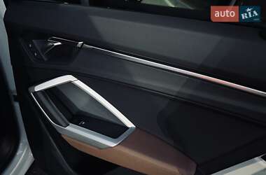 Позашляховик / Кросовер Audi Q3 2019 в 