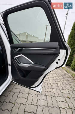 Внедорожник / Кроссовер Audi Q3 2021 в 