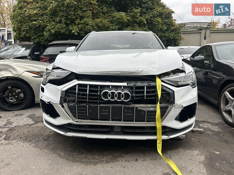 Внедорожник / Кроссовер Audi Q3 2020 в 