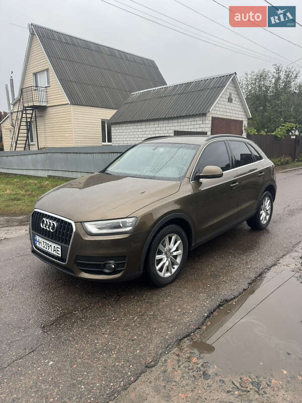Позашляховик / Кросовер Audi Q3 2014 в 