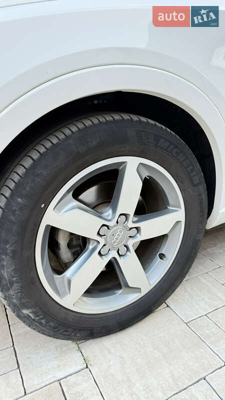 Внедорожник / Кроссовер Audi Q3 2014 в Ужгороде