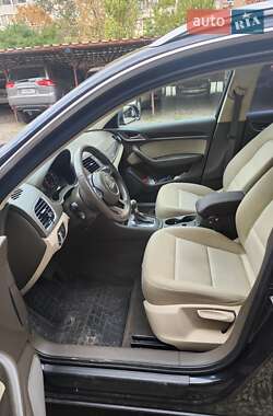 Позашляховик / Кросовер Audi Q3 2013 в 