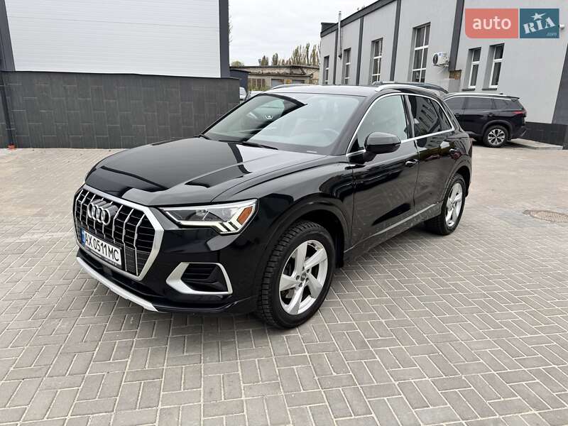 Позашляховик / Кросовер Audi Q3 2019 в 