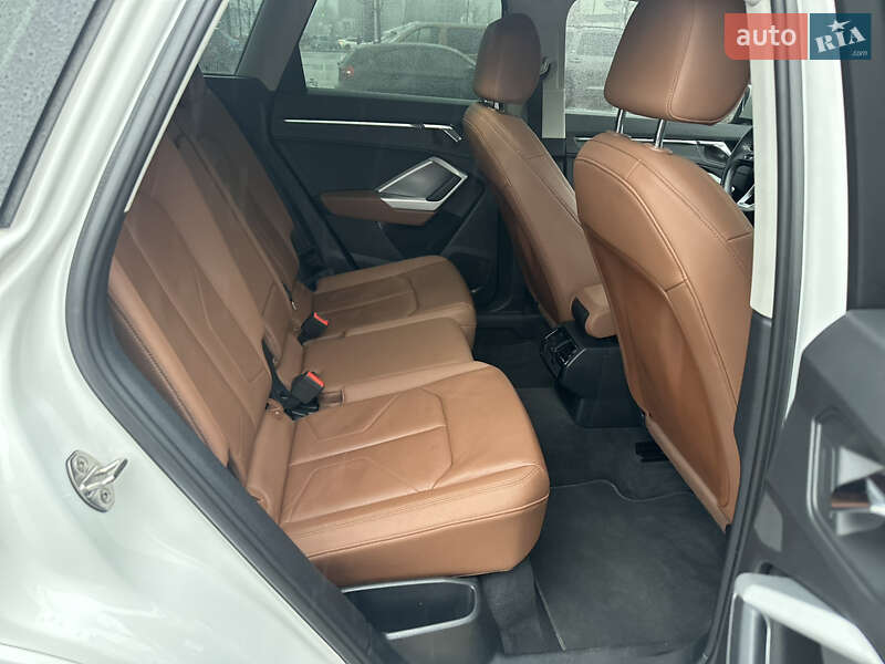 Внедорожник / Кроссовер Audi Q3 2020 в Киеве