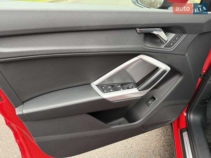 Внедорожник / Кроссовер Audi Q3 2021 в Киеве