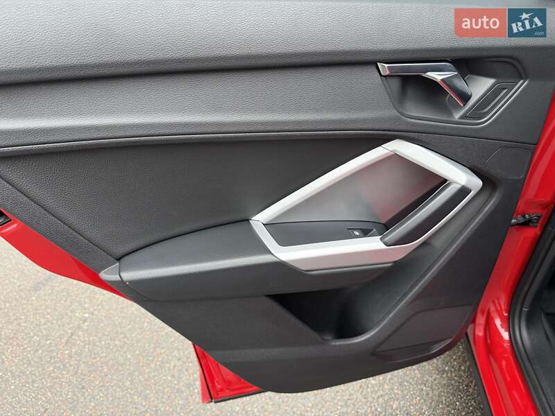 Внедорожник / Кроссовер Audi Q3 2021 в Киеве